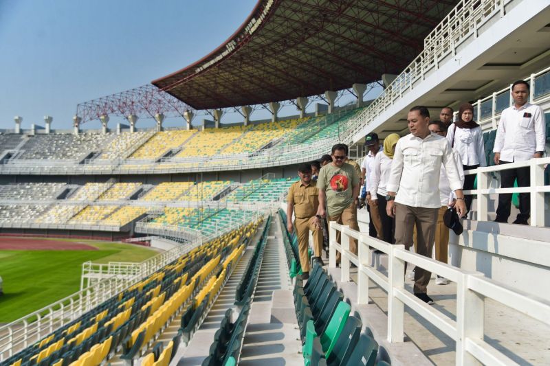 Wali Kota Surabaya Eri Cahyadi saat inspeksi di Stadion Gelora Bung Tomo (GBT), Kota Surabaya, Senin (18/9/2023). (gemapos/antara)